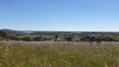 Reiten mit Blick auf den Alqueva-Stausee