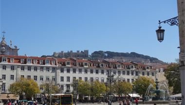 Blick auf den Rossio und die Burg Sao Jorge