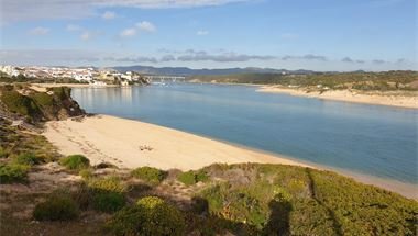 Flussbadestrand am Rio Mira