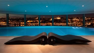 Indoor Pool mit Blick auf Porto