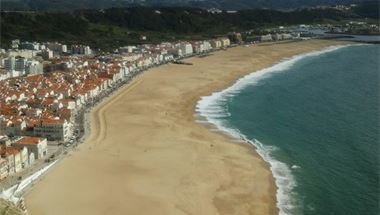 Blick von Sítio auf den Strand von Nazaré