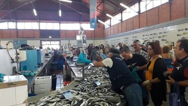 reges Treiben am Fischmarkt von Olhao