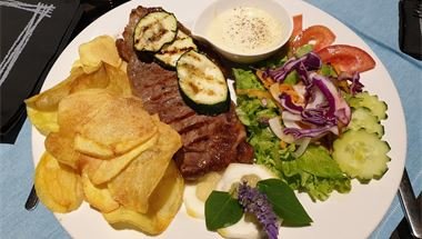 Klassiker: Steak mit Chips und Salat