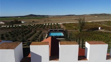 Blick vom Turm auf den Hotel-Pool