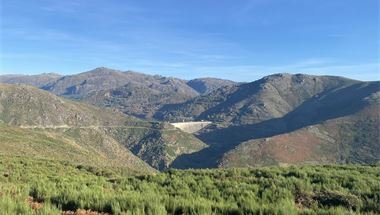 Blick auf die Staumauer des Stausees Vilarinho das Furnas